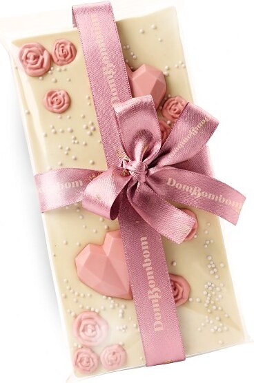 Barra branca decorada com laço rosa